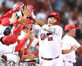 逆転のカープだ　末包３ランで９連勝「危ないと思って死にものぐるい」　待望一発に新井監督「そこが彼の一番の魅力」