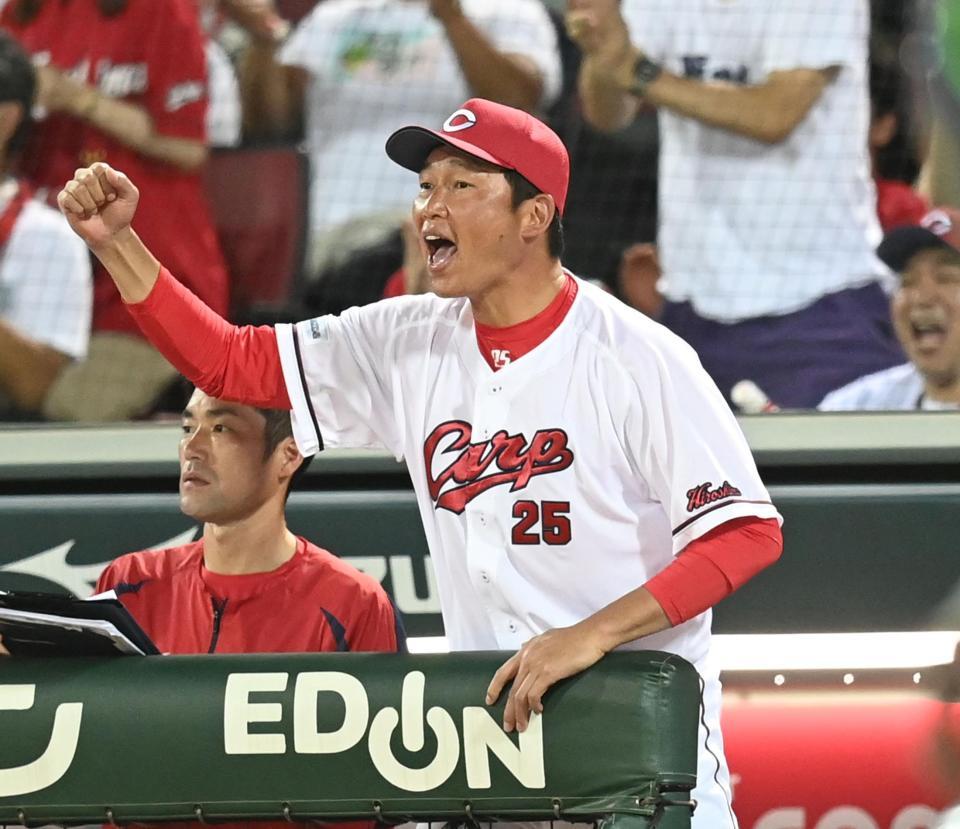 　８回、堂林が２点適時打を放つと、ベンチでガッツポーズを決める新井監督（撮影・田中太一）