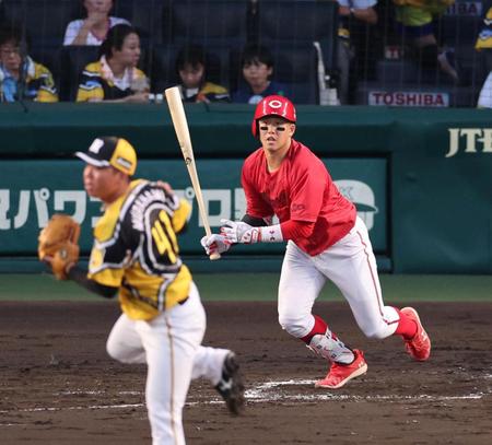 　３回、右越えに同点適時三塁打を放つ小園（撮影・山口登）