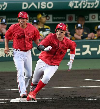 　３回、右越えに同点適時三塁打を放つ小園（撮影・山口登）