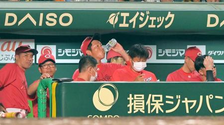 　阪神に敗れて連勝ストップ。一気に水を飲み干す新井監督（撮影・立川洋一郎）