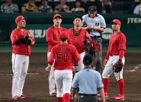 　３回、エラーがらみで逆転を許し野村（中央左）ら広島ナインはマウンドに集まる（撮影・山口登）