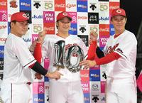 　お立ち台でチームの１０連勝を喜び合う（左から）会沢、床田、堂林（撮影・田中太一）