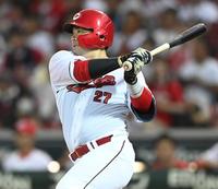 　５回、先制適時打を放つ会沢（撮影・田中太一）