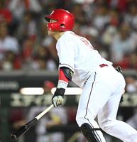 　７回、勝ち越し適時打を放つ会沢