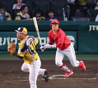 　３回、右越えに同点適時三塁打を放つ小園（撮影・山口登）