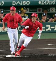 　３回、右越えに同点適時三塁打を放つ小園（撮影・山口登）