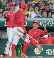 　３回、小園の適時三塁打で生還した田中（２）を迎えてタッチを交わす新井監督（右）＝撮影・立川洋一郎