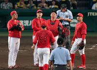 　３回、エラーがらみで逆転を許し野村（中央左）ら広島ナインはマウンドに集まる（撮影・山口登）