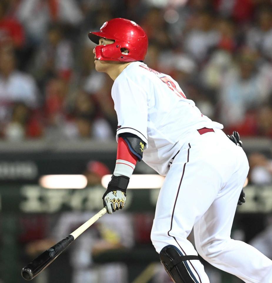 　７回、勝ち越し適時打を放つ会沢