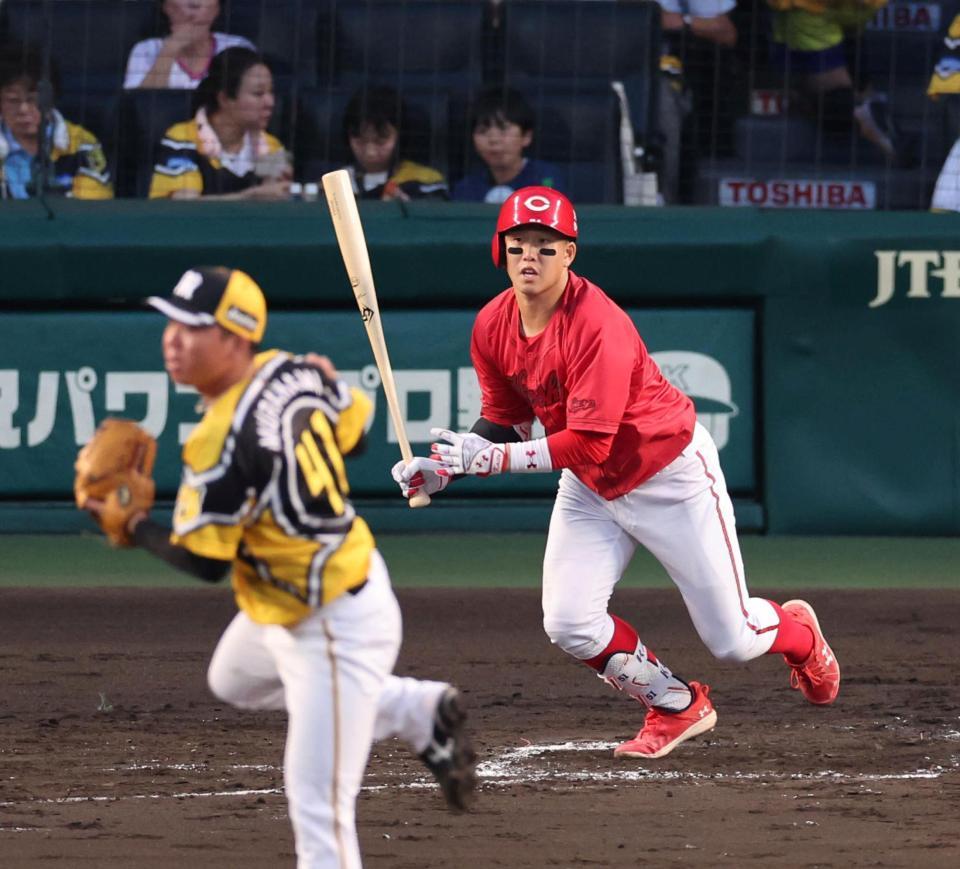 　３回、右越えに同点適時三塁打を放つ小園（撮影・山口登）