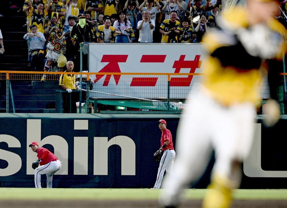 　３回、森下の打球を後逸して逆転を許した野間（右）＝撮影・田中太一