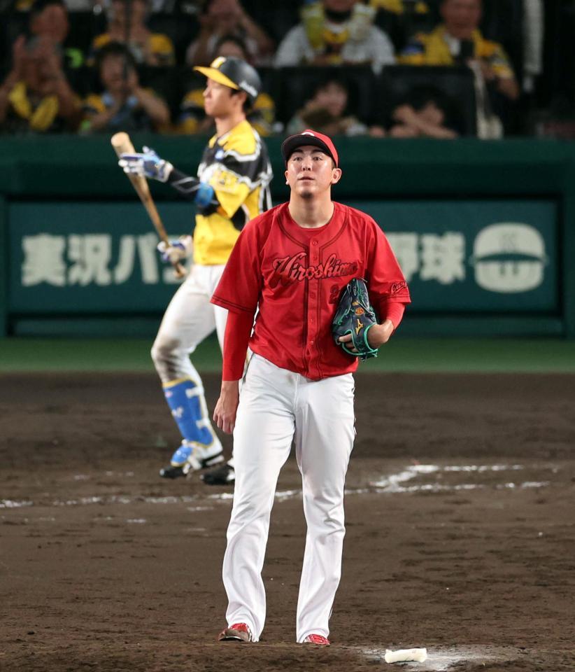 　６回、近本に押し出し四球を与えるケムナ（撮影・山口登）