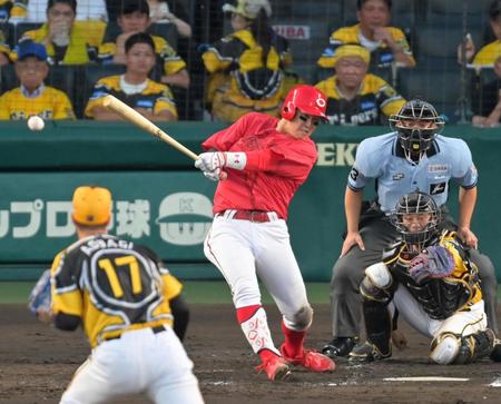 　３回、右前へ同点適時打を放つ小園（撮影・立川洋一郎）