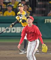 　６回、佐藤輝に勝ち越しソロを浴びる森下（撮影・立川洋一郎）