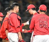 　６回途中、ベンチに治療に向かう森下（中央右）＝撮影・高部洋祐