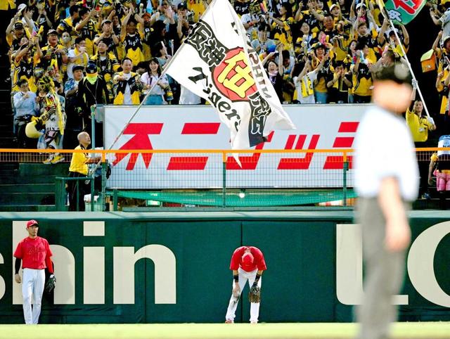 連勝ストップ首位陥落の広島・新井監督　１試合２失策響くも「絶対、野球にはあるから」　４失点ケムナも思いやる