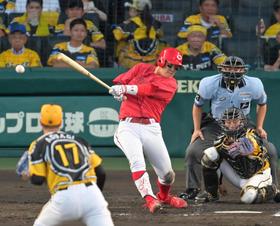 広島　前日失策の小園が同点適時打　野間も好守備を披露