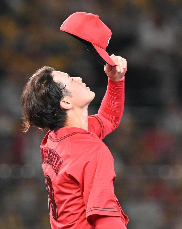 　６回、前川に四球を与え、天を仰ぐ森下（撮影・高部洋祐）