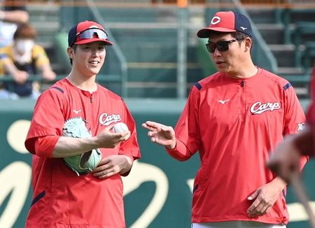 　緊急降板から一夜明け、新井監督の話を聞く森下（撮影・田中太一）