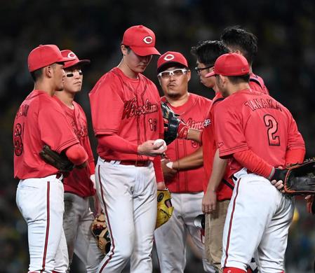 　２９日の阪神戦の６回、緊急降板する森下（撮影・田中太一）