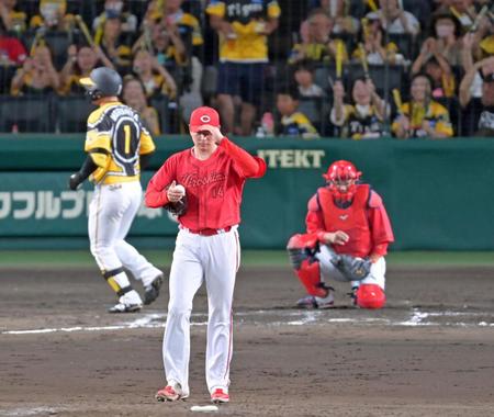 　６回、森下に勝ち越し２ランを浴び肩を落とす大瀬良（撮影・立川洋一郎）