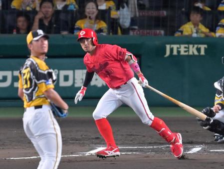 　６回、中前へ同点適時打を放つ菊池（撮影・立川洋一郎）