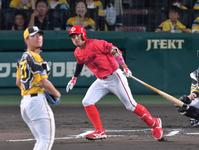 　６回、中前へ同点適時打を放つ菊池（撮影・立川洋一郎）