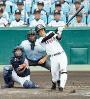 　対天理戦の５回、広陵・中村は大会６本目の大会新記録となる本塁打を放つ＝２０１７年８月２２日、甲子園