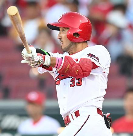 　１回、左越えへ先制ソロを放つ菊池（撮影・田中太一）