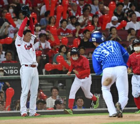 　７回、ＤｅＮＡに勝ち越しを許した栗林。右手前は生還した楠本