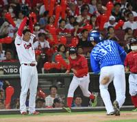 　７回、ＤｅＮＡに勝ち越しを許した栗林。右手前は生還した楠本