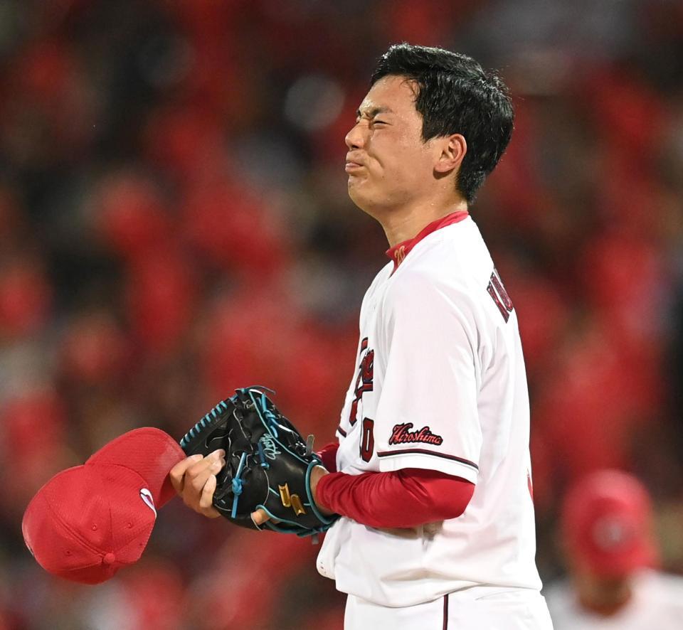 　７回、一気に逆転を許した栗林は顔をしかめて悔しがる（撮影・田中太一）