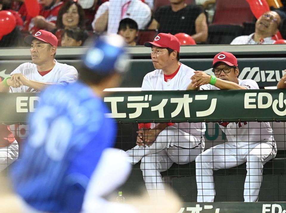 　７回、栗林をマウンドへ送り込んだ直後に同点となり、グラウンドを見つめる新井監督（中央）＝撮影・田中太一