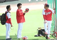 　練習を終えた（左から）栗林と森下に話しかける新井監督（撮影・田中太一）