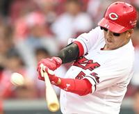 　２回、二塁打を放つ小園（撮影・田中太一）