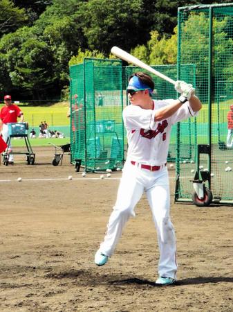 　故障後、初めて屋外でロングティー打撃を行った西川