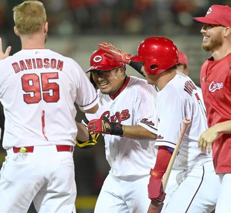 　ナインから手荒い祝福を受ける松山（撮影・田中太一）