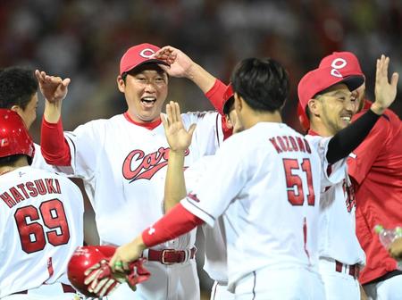 　同点打を放った小園らを笑顔で迎える新井監督（撮影・田中太一）