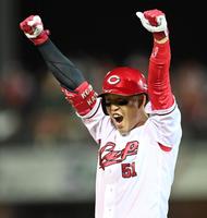 　９回、同点適時打を放った小園は塁上でガッツポーズを決める（撮影・田中太一）