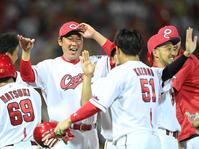 　同点打を放った小園らを笑顔で迎える新井監督（撮影・田中太一）