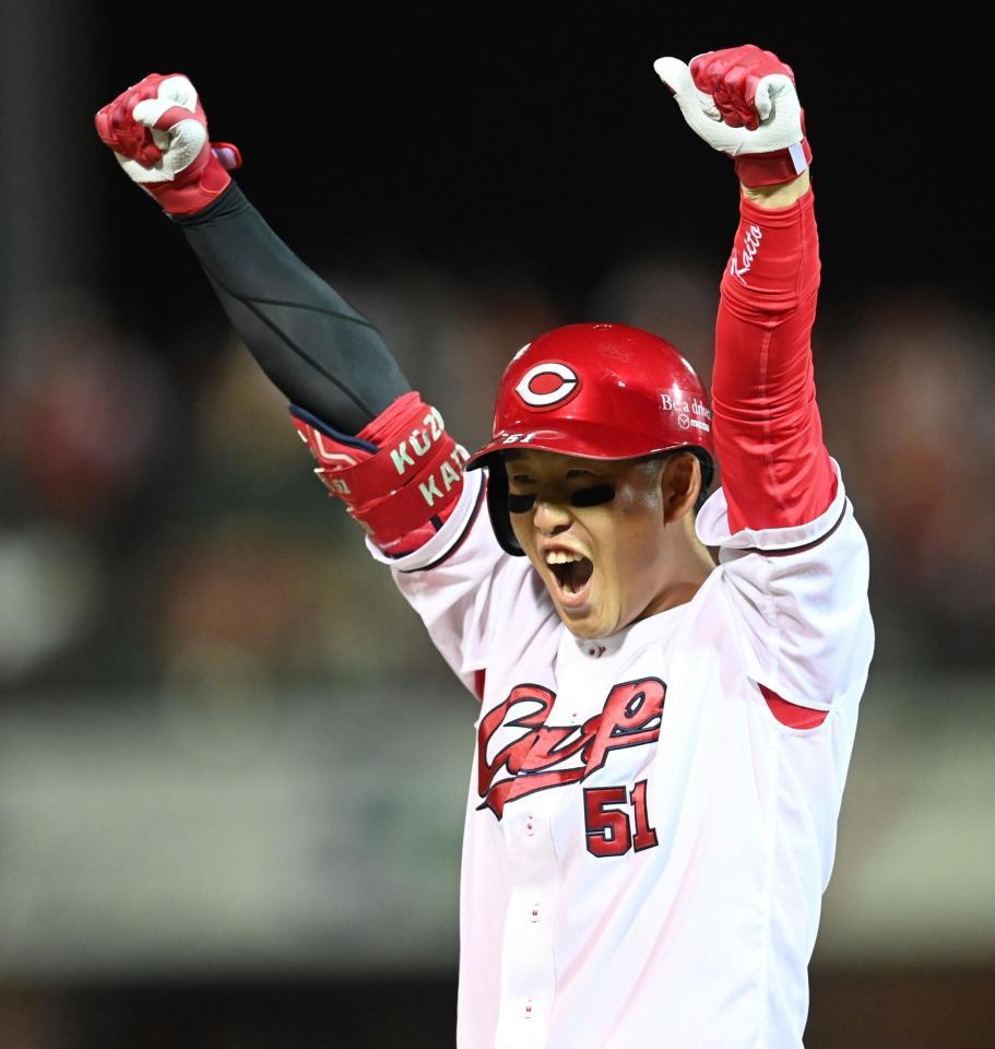 　９回、同点適時打を放った小園は塁上でガッツポーズを決める（撮影・田中太一）