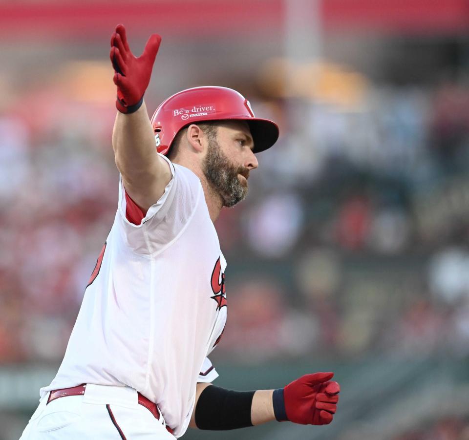 　２回、先制２ランを放ったデビッドソンは手を挙げながら本塁へ走る（撮影・田中太一）