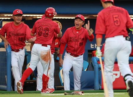 　１回、秋山の先制二塁打で生還した一走・菊池（３３）を迎える新井監督（中央）