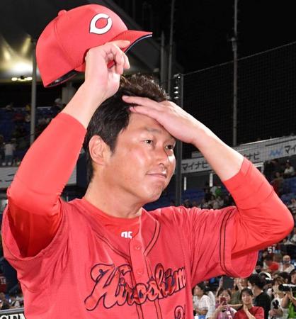　悔しさをにじませながら球場を後にする新井監督（撮影・佐藤厚）