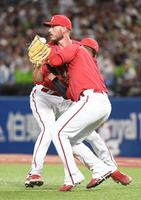 　７回、宮本のバント飛球を堂林（右）とぶつかりながら捕球するターリー（撮影・佐藤厚）
