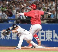 　７回、小園（右）は同点の遊撃内野安打を放つ（撮影・佐藤厚）
