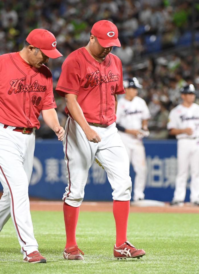 　８回、塩見の打球の直撃を受け、降板する中崎（右）＝撮影・佐藤厚