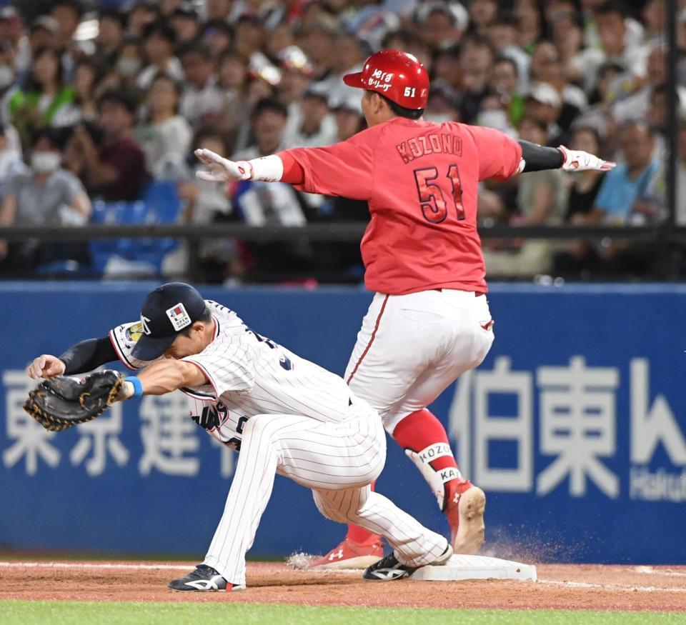 　７回、小園（右）は同点の遊撃内野安打を放つ（撮影・佐藤厚）