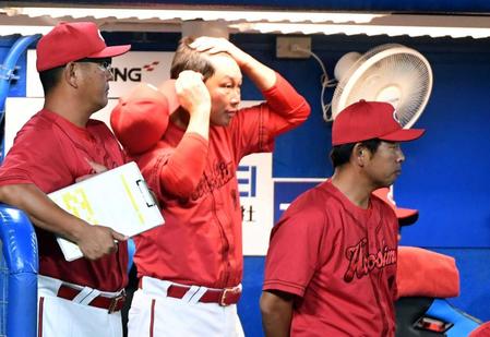 　ヤクルトに連敗し、精彩がない新井監督（中央）＝新井監督